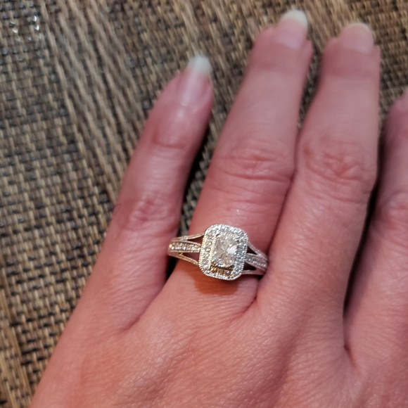 Helzberg halo diamond ring - 14k - Picture 13 of 13